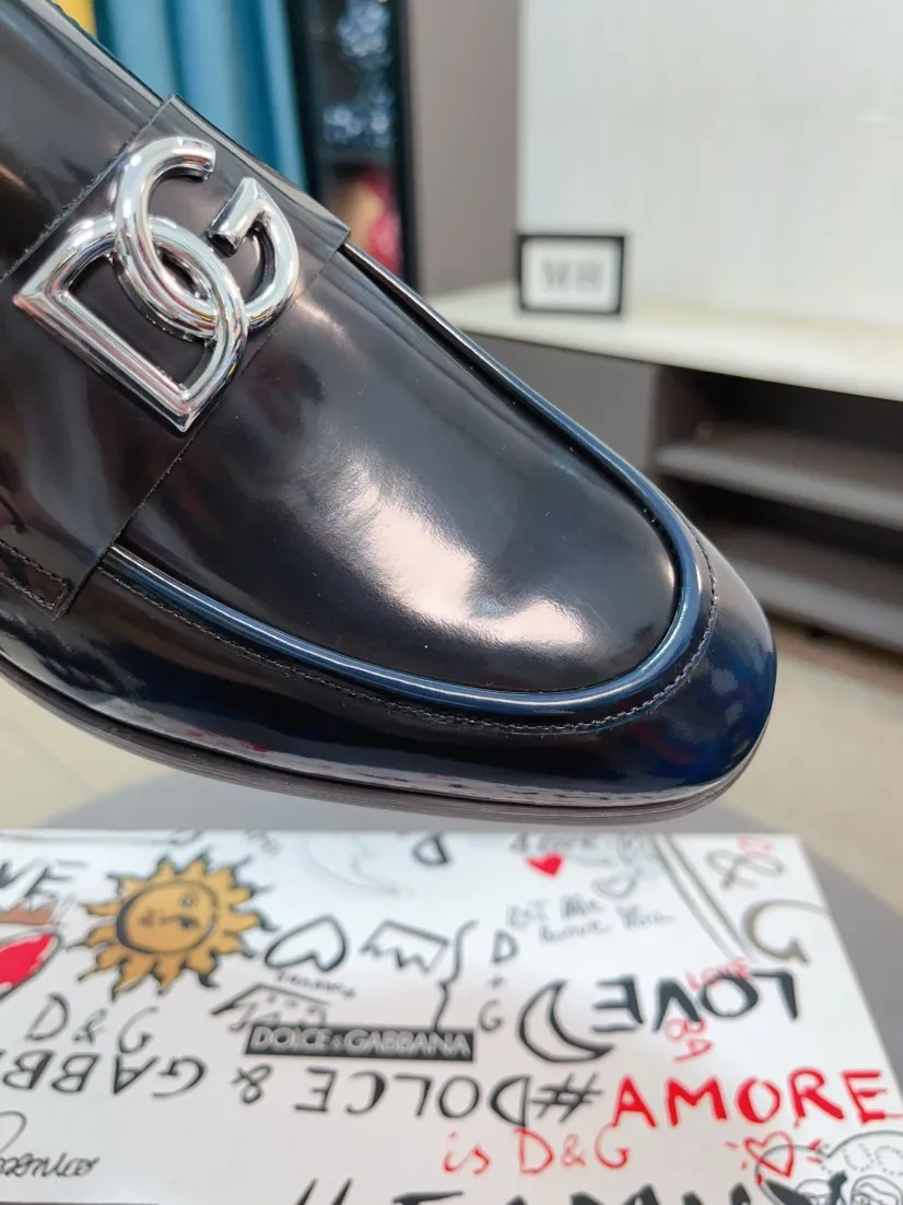 Men's shoes 💰540🌸🌸 [DG Dolce & Gabbana] High-end customized leather shoes. The upper is made of imported calf leather. Original hardware. I believe you will be impressed from the first time you see it. The avant-garde atmosphere can no longer fully interpret its elegance. AAA grade rubber outsole is super comfortable. The original cover last of the counter ensures its original version and quality. The upper is simple and the cowhide lining ensures its comfort and breathability. A pair of truly good shoes has its own unique soul, famous quality, and the first choice for successful people. Regular size 38-44 (45 customized)